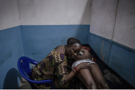 Fot. Kasia Strek, dla "The Guardian", 1. miejsce w kat. Stories - People / Grand Press Photo 2024<br></br><br></br> Nigeria ma jeden z najwyższych współczynników dzietności na świecie, a liczba ludności ma wzrosnąć z 200 milionów do 400 milionów do 2050 roku. Jest to również jeden z krajów o najwyższym wskaźniku umieralności okołoporodowej matek. Większości zgonów można zapobiec i są one związane z brakiem placówek opieki zdrowotnej, wystarczającej edukacji i wyszkolonego personelu, zwłaszcza w odległych obszarach. Możliwość przedwczesnej śmierci wydaje się integralną częścią bycia kobietą w tym kraju.