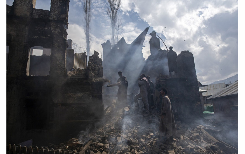 fot. Dar Yasin. Mężczyźni wyburzają część domu zniszczonego podczas strzelaniny w wiosce Tral, w indyjskiej części Kaszmiru. 4 marca 2019 / The Pulitzer Prize 2020 for Feature Photography