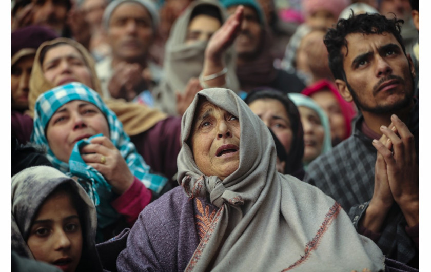 fot. Mukhtar Khan. Muzułmanie modlą się przed świątynią Sufi saint Sheikh Syed Abdul Qadir Jeelani w Indyjskiej części Kaszmiru. 31 maja 2019 / The Pulitzer Prize 2020 for Feature Photography