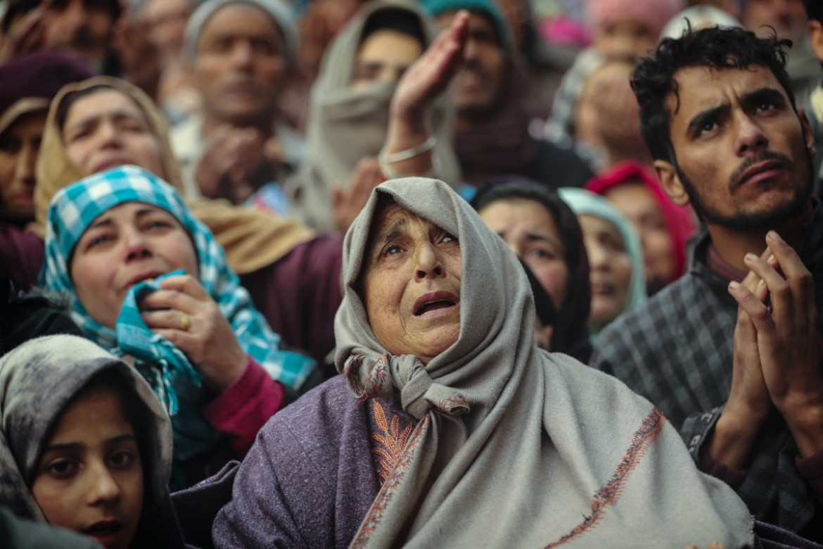 fot. Mukhtar Khan. Muzułmanie modlą się przed świątynią Sufi saint Sheikh Syed Abdul Qadir Jeelani w Indyjskiej części Kaszmiru. 31 maja 2019 / The Pulitzer Prize 2020 for Feature Photography