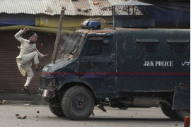 fot. Dar Yasin. Zamaskowany protestujący atakuje transporter indyjskiej policji w mieście Srinagar. 31 maja 2019 / The Pulitzer Prize 2020 for Feature Photography