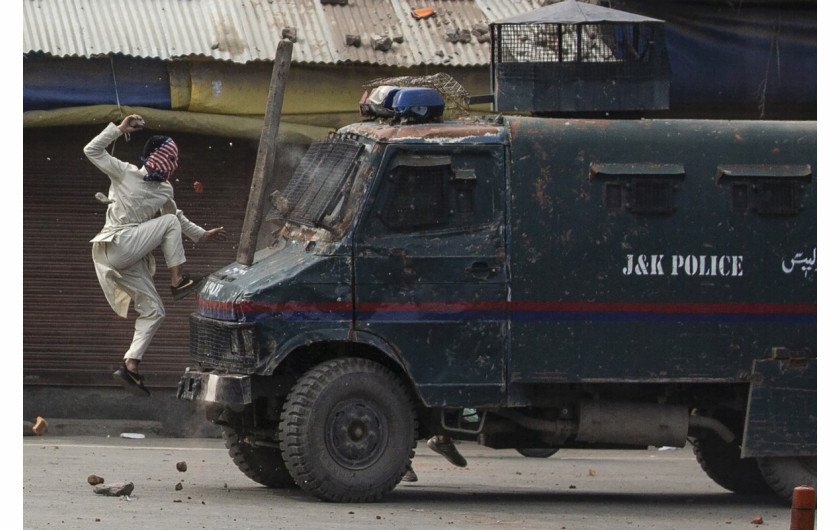 fot. Dar Yasin. Zamaskowany protestujący atakuje transporter indyjskiej policji w mieście Srinagar. 31 maja 2019 / The Pulitzer Prize 2020 for Feature Photography