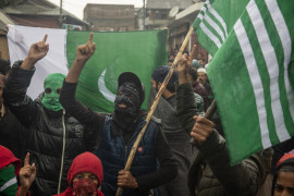 fot. Dar Yasin. Zamaskowani mieszkańcy protestują na przedmieściach miasta Srinagar. 4 października 2019 / The Pulitzer Prize 2020 for Feature Photography