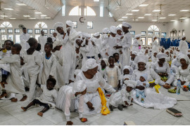 Fot. Kasia Strek, dla "The Guardian", 1. miejsce w kat. Stories - People / Grand Press Photo 2024<br></br><br></br> Nigeria ma jeden z najwyższych współczynników dzietności na świecie, a liczba ludności ma wzrosnąć z 200 milionów do 400 milionów do 2050 roku. Jest to również jeden z krajów o najwyższym wskaźniku umieralności okołoporodowej matek. Większości zgonów można zapobiec i są one związane z brakiem placówek opieki zdrowotnej, wystarczającej edukacji i wyszkolonego personelu, zwłaszcza w odległych obszarach. Możliwość przedwczesnej śmierci wydaje się integralną częścią bycia kobietą w tym kraju.