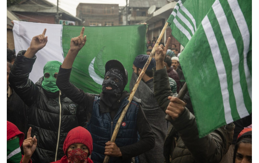 fot. Dar Yasin. Zamaskowani mieszkańcy protestują na przedmieściach miasta Srinagar. 4 października 2019 / The Pulitzer Prize 2020 for Feature Photography