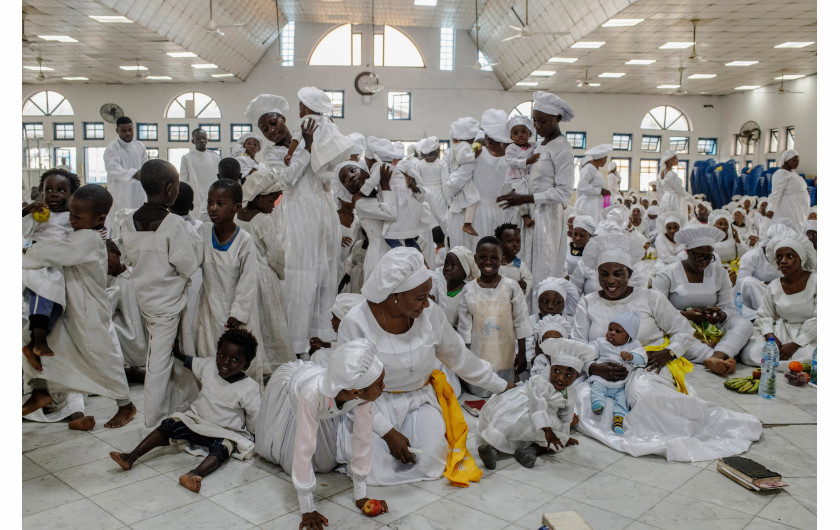 Fot. Kasia Strek, dla The Guardian, 1. miejsce w kat. Stories - People / Grand Press Photo 2024 Nigeria ma jeden z najwyższych współczynników dzietności na świecie, a liczba ludności ma wzrosnąć z 200 milionów do 400 milionów do 2050 roku. Jest to również jeden z krajów o najwyższym wskaźniku umieralności okołoporodowej matek. Większości zgonów można zapobiec i są one związane z brakiem placówek opieki zdrowotnej, wystarczającej edukacji i wyszkolonego personelu, zwłaszcza w odległych obszarach. Możliwość przedwczesnej śmierci wydaje się integralną częścią bycia kobietą w tym kraju.