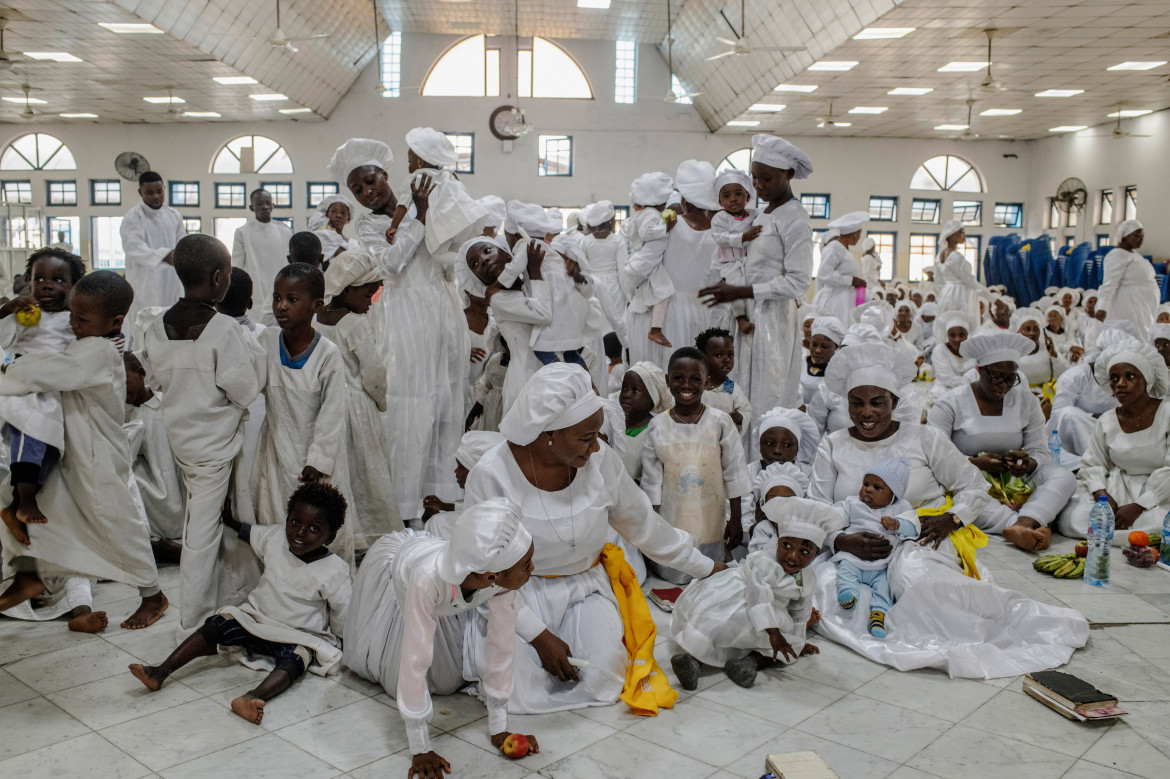Fot. Kasia Strek, dla "The Guardian", 1. miejsce w kat. Stories - People / Grand Press Photo 2024<br></br><br></br> Nigeria ma jeden z najwyższych współczynników dzietności na świecie, a liczba ludności ma wzrosnąć z 200 milionów do 400 milionów do 2050 roku. Jest to również jeden z krajów o najwyższym wskaźniku umieralności okołoporodowej matek. Większości zgonów można zapobiec i są one związane z brakiem placówek opieki zdrowotnej, wystarczającej edukacji i wyszkolonego personelu, zwłaszcza w odległych obszarach. Możliwość przedwczesnej śmierci wydaje się integralną częścią bycia kobietą w tym kraju.