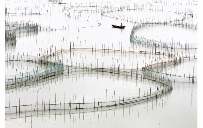 fot. Tugo Cheng, Costal Geometries, główna nagroda w sekcji amatorskiej i tytuł International Discovery of the Year.

Seria abstrakcyjnych pejzaży, do których punkt wyjścia stanowiła akwakultura prowincji Fujian, na południowo-wschodnim wybrzeżu Chin.