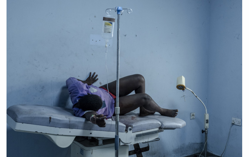Fot. Kasia Strek, dla The Guardian, 1. miejsce w kat. Stories - People / Grand Press Photo 2024 Nigeria ma jeden z najwyższych współczynników dzietności na świecie, a liczba ludności ma wzrosnąć z 200 milionów do 400 milionów do 2050 roku. Jest to również jeden z krajów o najwyższym wskaźniku umieralności okołoporodowej matek. Większości zgonów można zapobiec i są one związane z brakiem placówek opieki zdrowotnej, wystarczającej edukacji i wyszkolonego personelu, zwłaszcza w odległych obszarach. Możliwość przedwczesnej śmierci wydaje się integralną częścią bycia kobietą w tym kraju.