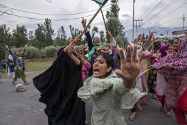 fot. Dar Yasin. Kobieta krzyczy w stronę policjantów, którzy użyli gazu łzawiącego i ostrej amunicji (wystrzeliwanej w niebo) do tłumienia protestu w mieście Srinagar. 9 sierpnia 2019 / The Pulitzer Prize 2020 for Feature Photography