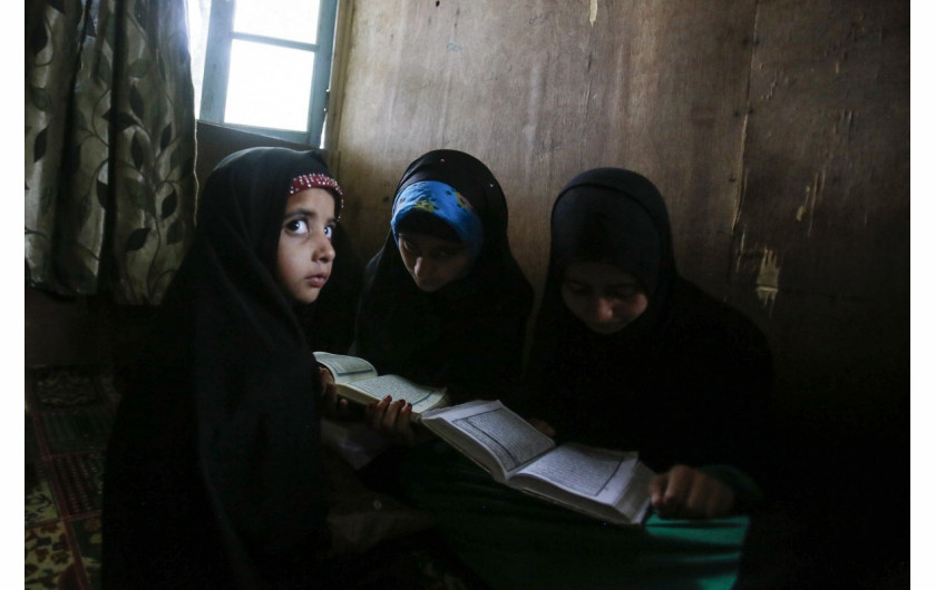 fot. Mukhtar Khan. Muzułmańskie dzieci podczas lekcji recytacji Koranu, pierwszego dnia Ramadanu w Srinagar. 7 maja 2019 / The Pulitzer Prize 2020 for Feature Photography