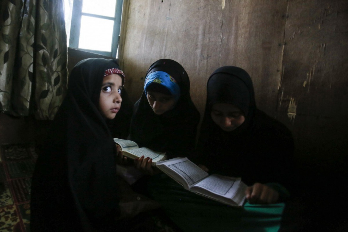 fot. Mukhtar Khan. Muzułmańskie dzieci podczas lekcji recytacji Koranu, pierwszego dnia Ramadanu w Srinagar. 7 maja 2019 / The Pulitzer Prize 2020 for Feature Photography