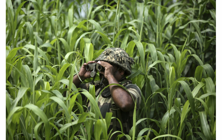 fot. Channi Anand. Członek indysjkiego patrolu granicznego monitoruje granicę indyjsko-pakistańską. 13 sierpnia 2019 / The Pulitzer Prize 2020 for Feature Photography