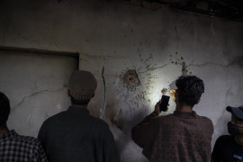fot. Dar Yasin. Obywatel Kaszmiru próbuje wyjąć kulę ze ściany domu po strzelaninie w wiosce Tral. 24 maja 2019 / The Pulitzer Prize 2020 for Feature Photography