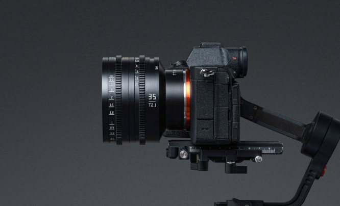  TTArtisan 35 mm T2.1 Cine - pierwszy obiektyw kinowy w ofercie. I od razu z unikalną funkcją