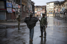 fot. Dar Yasin. Członek indyjskiego oddziału paramilitarnego nakazuje obywatelowi Kaszmiru rozpięcie kurtki przed rewizją podczas godziny policyjnej w Srinagar. Na ulicach miasta pojawiły się punkty kontrolne i żołnierze. 8 sierpnia 2019 / The Pulitzer Prize 2020 for Feature Photography