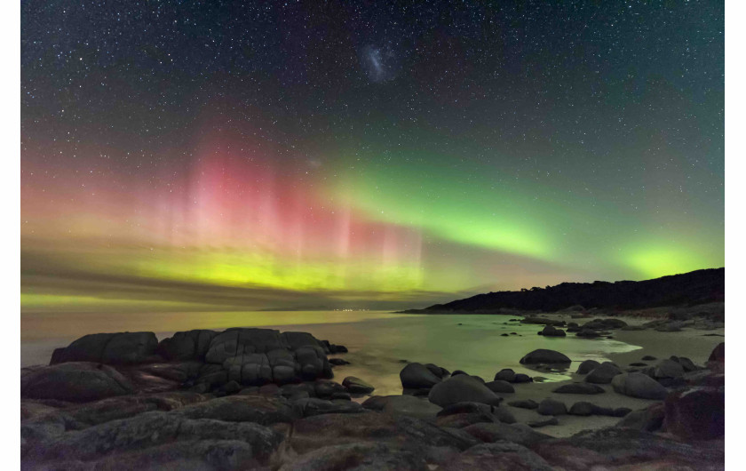 fot. James Stone, Aurora Australis z plaży Beerbarrel / Insight Investment Astronomy Photographer of the Year 2019