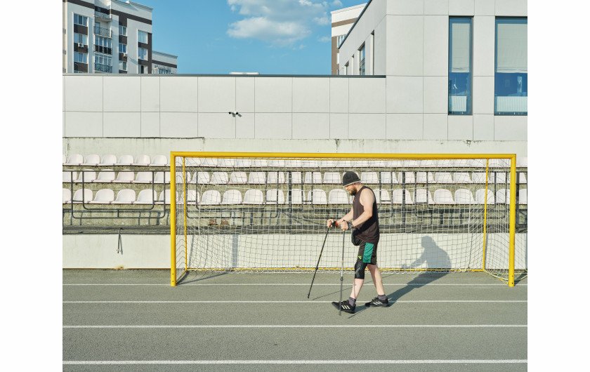 Fot. Marcin Kruk, dla Die Zeit, 2. miejsce w kat. Stories - People / Grand Press Photo 2024 Bucza wraca do życia. W marcu 2022 roku Siły Lądowe Federacji Rosyjskiej popełniły ponad 9000 zbrodni wojennych w rejonie Buczy w obwodzie kijowskim, a ponad 1700 cywilów zostało zabitych, w tym około 700 w samej Buczy. Miasto powoli wraca do życia, jednak wciąż naznaczone jest traumą ludobójstwa. Irena, mieszkanka Buczy: „Mieszkam tu od 23 lat. Zawsze jest jakiś niepokój. I to jest straszne, bo Rosjanie mogą znowu zaatakować. Aby czuć się szczęśliwa, potrzebuję zakończenia wojny. Straciliśmy z mężem dom. Będziemy szczęśliwi tylko wtedy, gdy zostanie odbudowany. Chcę, żeby inne kraje nam pomogły, bo naprawdę tego potrzebujemy”.