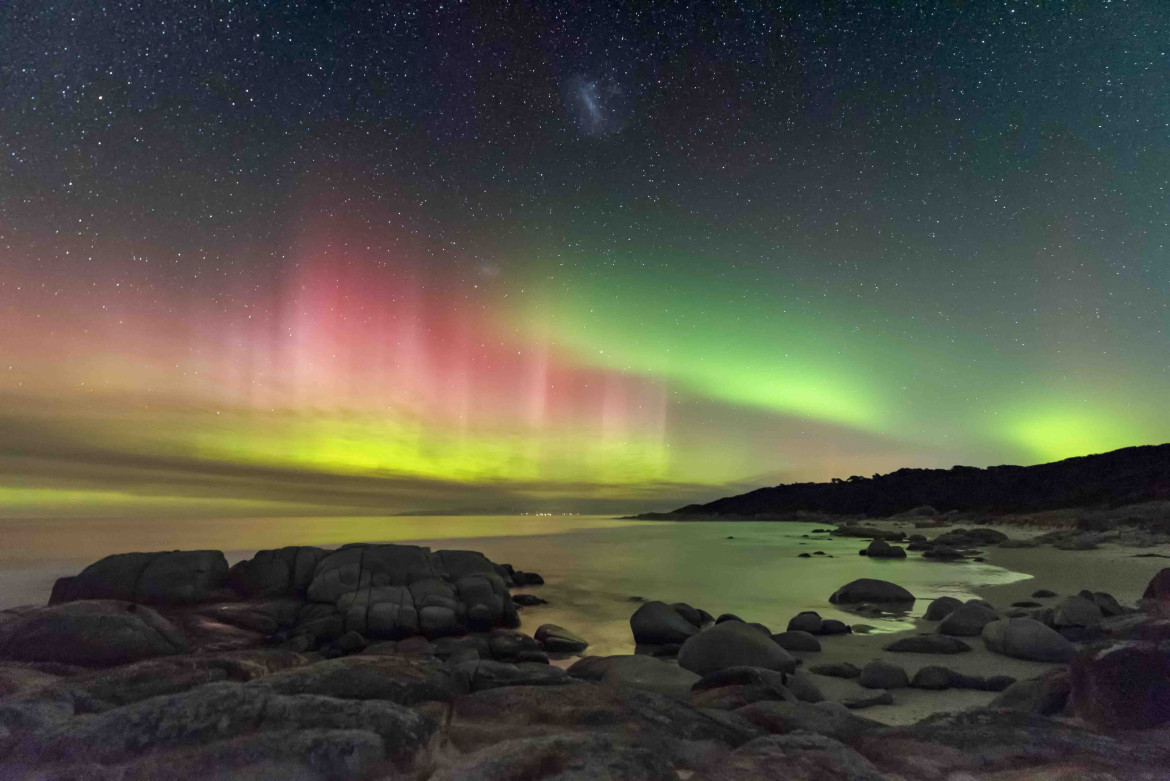 fot. James Stone, Aurora Australis z plaży Beerbarrel / Insight Investment Astronomy Photographer of the Year 2019
