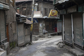 fot. Dar Yasin. Starszy mężczyzna siedzi przed zamkniętym sklepem podczas strajków w Srinagar. 17 lutego 2019 / The Pulitzer Prize 2020 for Feature Photography