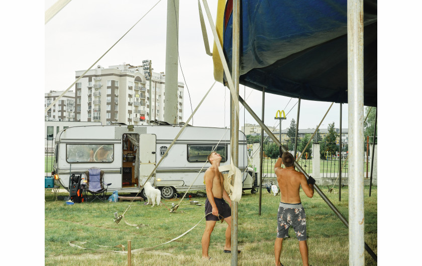 Fot. Marcin Kruk, dla Die Zeit, 2. miejsce w kat. Stories - People / Grand Press Photo 2024 Bucza wraca do życia. W marcu 2022 roku Siły Lądowe Federacji Rosyjskiej popełniły ponad 9000 zbrodni wojennych w rejonie Buczy w obwodzie kijowskim, a ponad 1700 cywilów zostało zabitych, w tym około 700 w samej Buczy. Miasto powoli wraca do życia, jednak wciąż naznaczone jest traumą ludobójstwa. Irena, mieszkanka Buczy: „Mieszkam tu od 23 lat. Zawsze jest jakiś niepokój. I to jest straszne, bo Rosjanie mogą znowu zaatakować. Aby czuć się szczęśliwa, potrzebuję zakończenia wojny. Straciliśmy z mężem dom. Będziemy szczęśliwi tylko wtedy, gdy zostanie odbudowany. Chcę, żeby inne kraje nam pomogły, bo naprawdę tego potrzebujemy”.