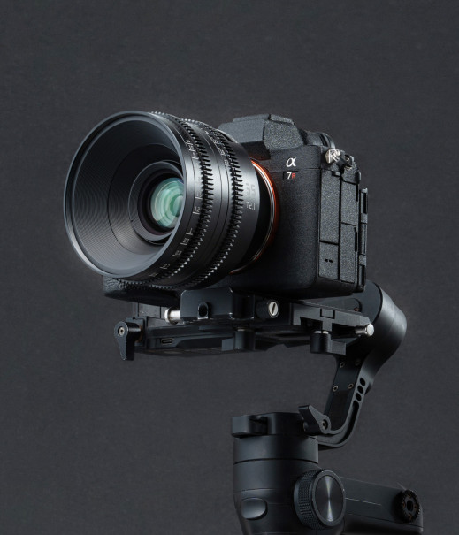 TTArtisan 35 mm T2.1 Cine - pierwszy obiektyw kinowy w ofercie. I od razu z unikalną funkcją