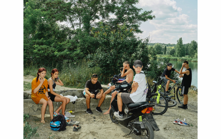 Fot. Marcin Kruk, dla Die Zeit, 2. miejsce w kat. Stories - People / Grand Press Photo 2024 Bucza wraca do życia. W marcu 2022 roku Siły Lądowe Federacji Rosyjskiej popełniły ponad 9000 zbrodni wojennych w rejonie Buczy w obwodzie kijowskim, a ponad 1700 cywilów zostało zabitych, w tym około 700 w samej Buczy. Miasto powoli wraca do życia, jednak wciąż naznaczone jest traumą ludobójstwa. Irena, mieszkanka Buczy: „Mieszkam tu od 23 lat. Zawsze jest jakiś niepokój. I to jest straszne, bo Rosjanie mogą znowu zaatakować. Aby czuć się szczęśliwa, potrzebuję zakończenia wojny. Straciliśmy z mężem dom. Będziemy szczęśliwi tylko wtedy, gdy zostanie odbudowany. Chcę, żeby inne kraje nam pomogły, bo naprawdę tego potrzebujemy”.