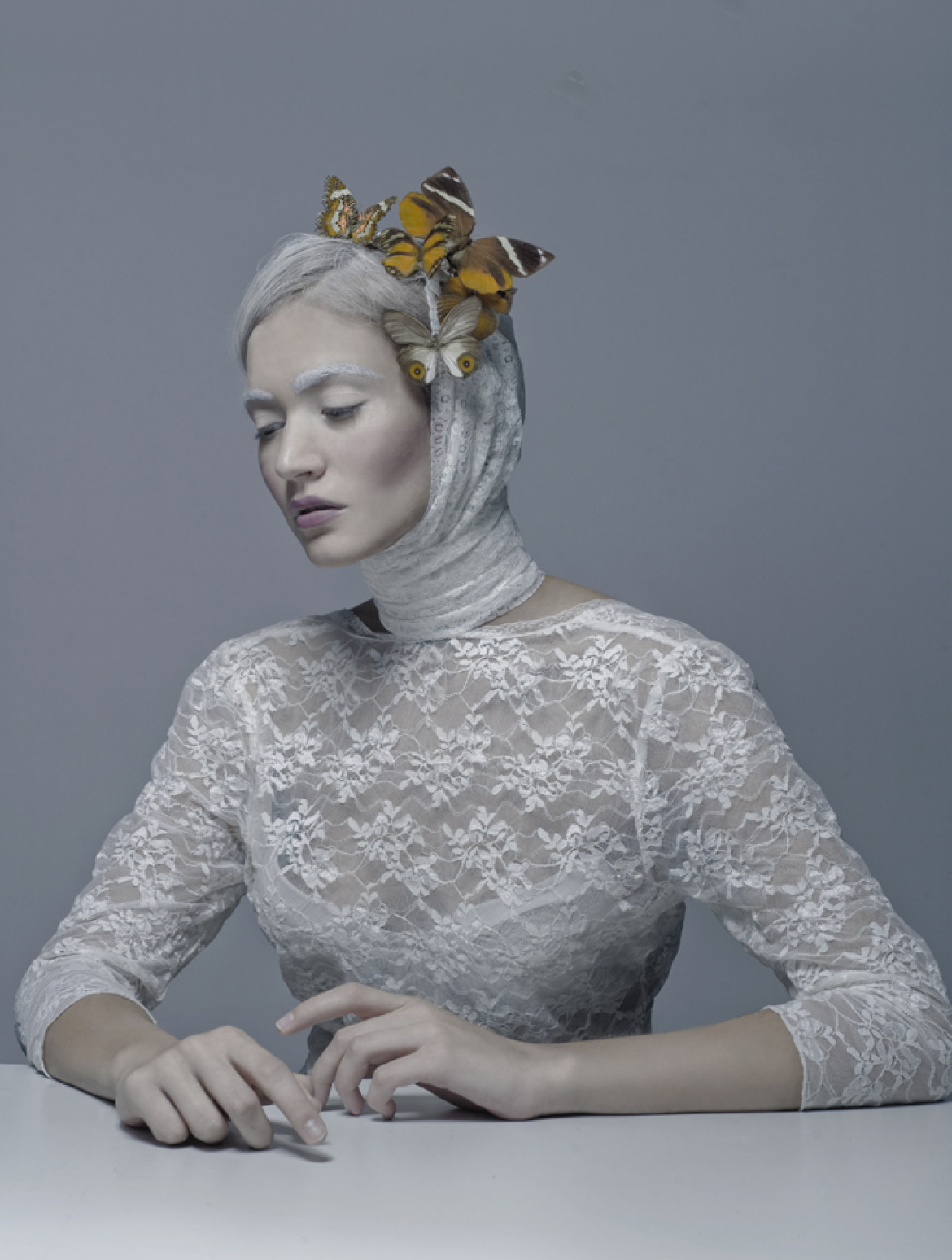 fot. Marzena Kolarz, z cyklu "White Monarchy", 2. miejsce w podkategorii Fashion profesjonalnej kategorii People.

Seria portretów beauty, stworzona przy współpracy z charakteryzatorką Anną Okuniewską