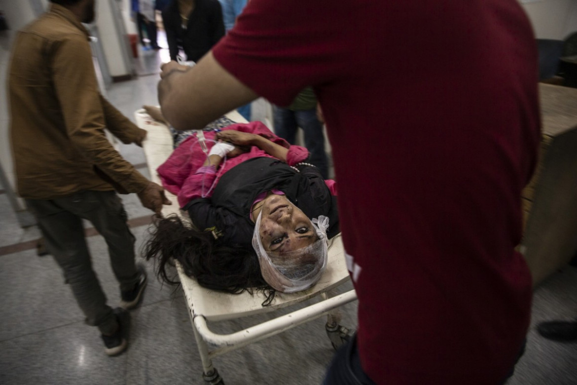 fot. Dar Yasin. Ranna kobieta transportowania na stół operacyjny po wypadku autobusu ze studentami. 27 czerwca 2019 / The Pulitzer Prize 2020 for Feature Photography