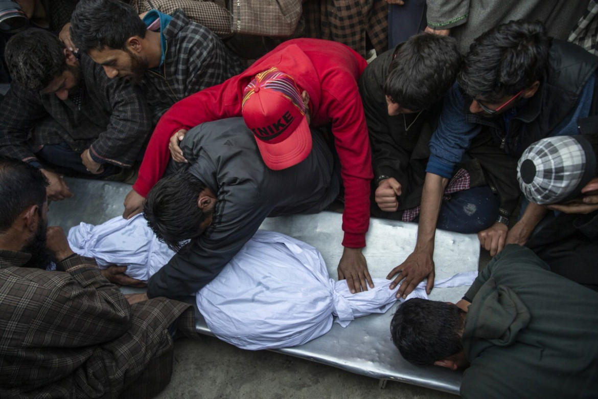 fot. Dar Yasin. Mieszkańcy wioski opłakują śmierć 11-letniego Aatifa Mira podczas procesji pogrzebowej w Hajin. Chłopiec zginął podczas starcia rebeliantów z indyjskimi siłami bezpieczeństwa. 22 marca 2019 / The Pulitzer Prize 2020 for Feature Photography