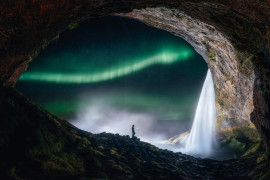 fot. Sutie Yang, "Aurora outside the tiny cave" / Insight Investment Astronomy Photographer of the Year 2019