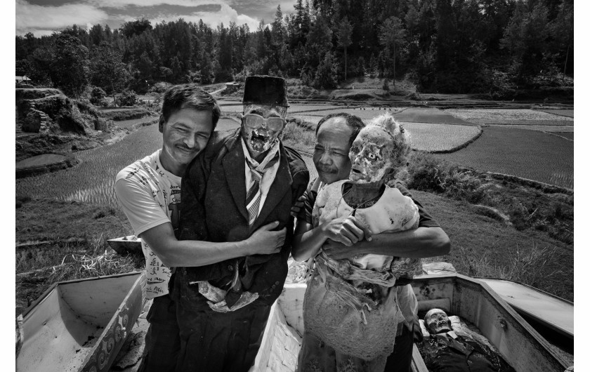 fot. Alain Schroeder / tpoty.com


Podczas ceremonii Ma'Nene, Toradżowie, rdzenni mieszkańcy wyspy, co roku w sierpniu, po zakończeniu zbiorów ryżu, czyszczą miejsce pochówku i zmumifikowane zwłoki swoich przodków. Mumie są m.in suszone na słońcu i przebierane w czyste ubrania. To część wyjątkowo bogatej i barwnej kultury śmierci mieszkańców Sulawesi.