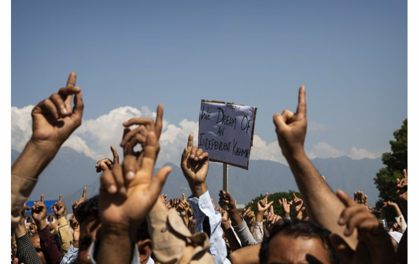 fot. Dar Yasin. Mieszkańcy wykrzykują wolnościowe hasła podczas protestu przeciwko polityce Indii. 23 sierpnia 2019 / The Pulitzer Prize 2020 for Feature Photography
