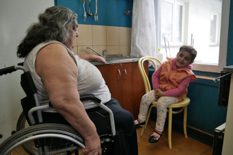 “Kolory i cekiny tylko maskują biedę”. Codzienne życie polskich Romów na zdjęciach Krzysztofa Dąbrowskiego w Galerii Obok ZPAF