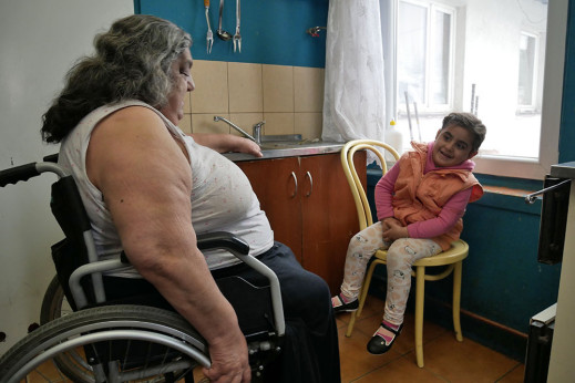 “Kolory i cekiny tylko maskują biedę”. Codzienne życie polskich Romów na zdjęciach Krzysztofa Dąbrowskiego w Galerii Obok ZPAF