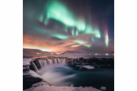 fot. Sutie Yang, "Dancing in the Gooafoss" / Insight Investment Astronomy Photographer of the Year 2019