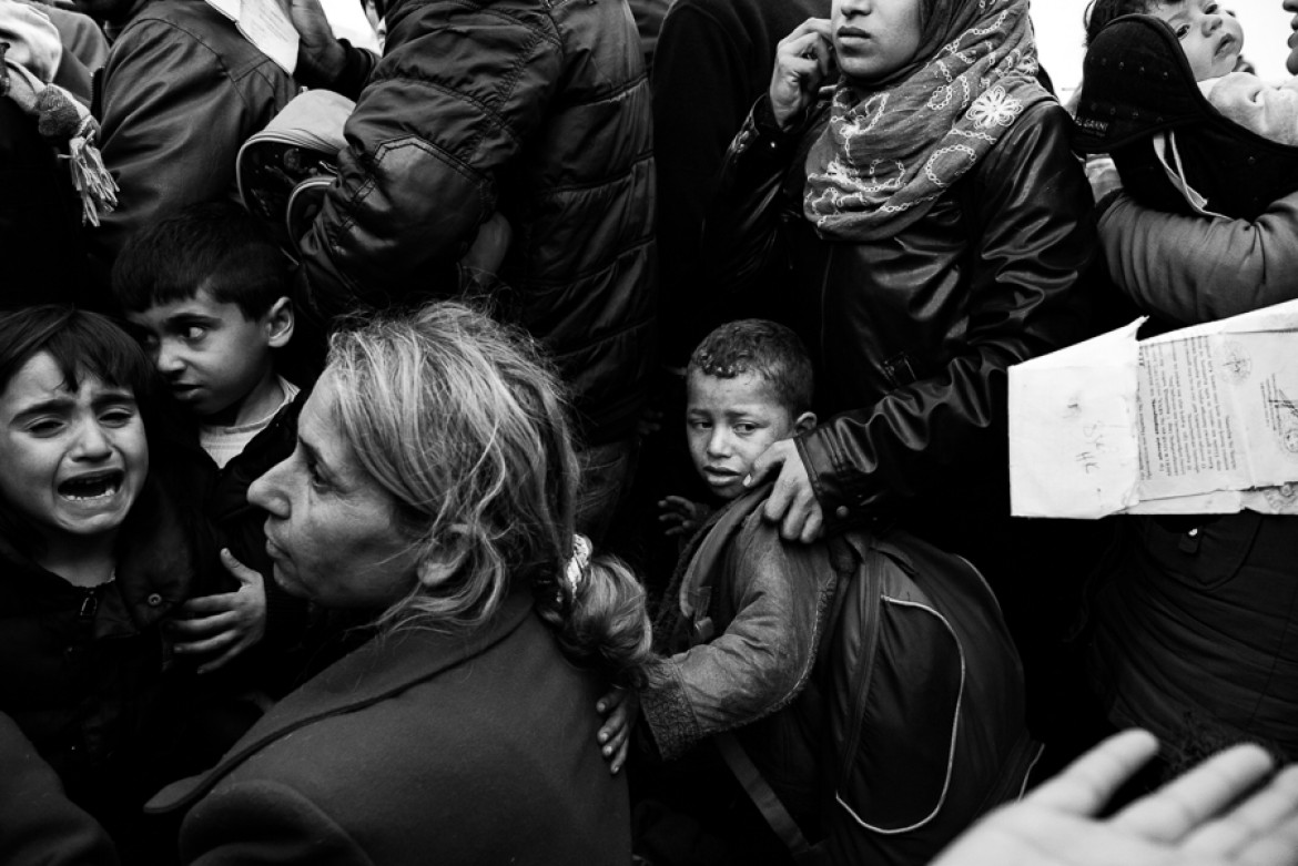 fot. Szymon Barylski, z cyklu "Fleeing Death", 1. miejsce w podkategorii Photojournalism amatorskiej kategorii Open.

Cykl opowiada o sytuacji syryjskich imigrantów na granicy Grecko-Macedońskiej. Setki osób żyje tam w tragicznych warunkach sanitarnych, w przeludnionym miasteczku namiotowym.