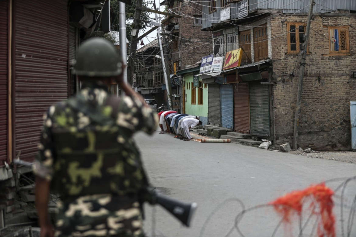 Indyjski żołnierz podczas warty przed lokalnym meczetem. 16 sierpnia 2019 / The Pulitzer Prize 2020 for Feature Photography