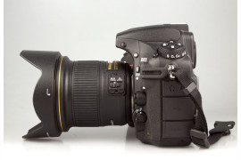 Nikon D810 z obiektywem Nikon AF-S Nikkor 20mm f/1,8G ED i osłoną przeciwsłoneczną
