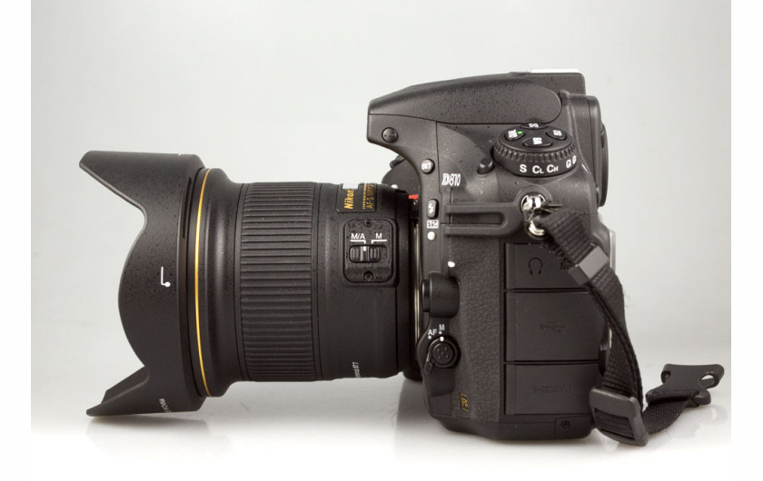Nikon D810 z obiektywem Nikon AF-S Nikkor 20mm f/1,8G ED i osłoną przeciwsłoneczną