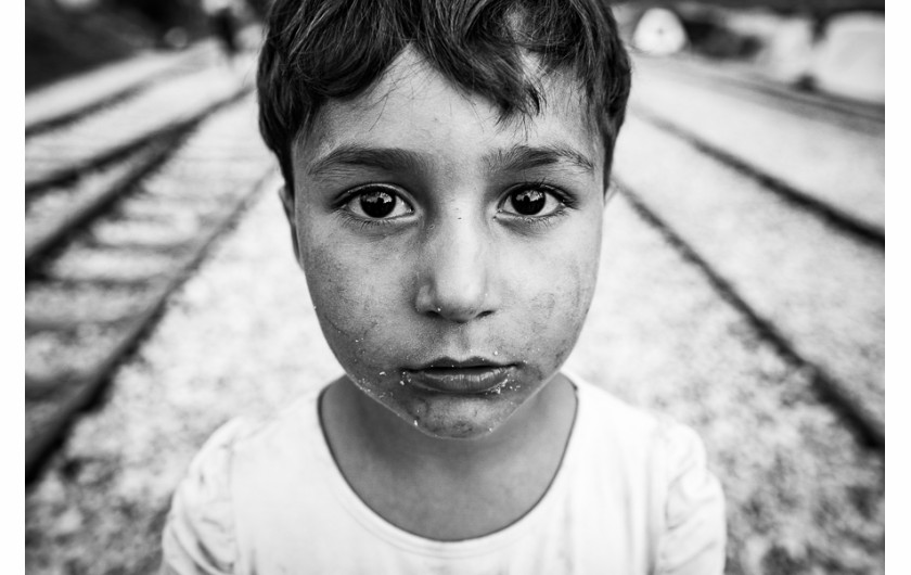 fot. Szymon Barylski, z cyklu I Refugee, 2. miejsce w podkategorii Children amatorskiej kategorii People.

Cykl portretów dzieci, stworzony w greckim obozie dla uchodźców w wiosce Idomeni.