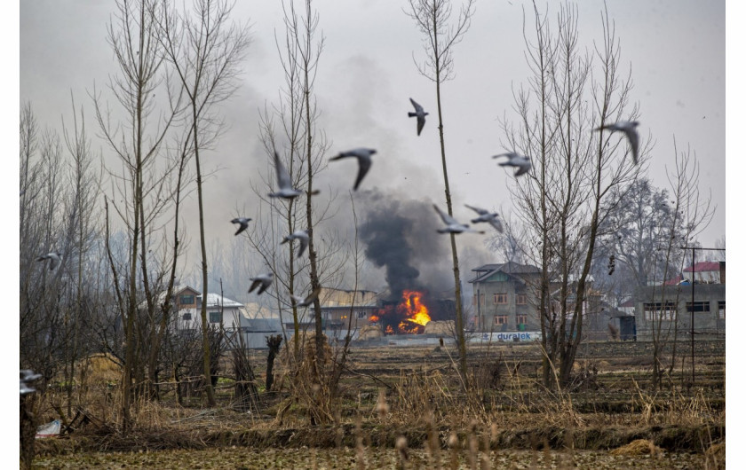 fot. Dar Yasin. Dym unoszący się znad budynku, w którym mieli schronić się rebelianci po walkach w Pulwamie. 18 lutego 2019 / The Pulitzer Prize 2020 for Feature Photography