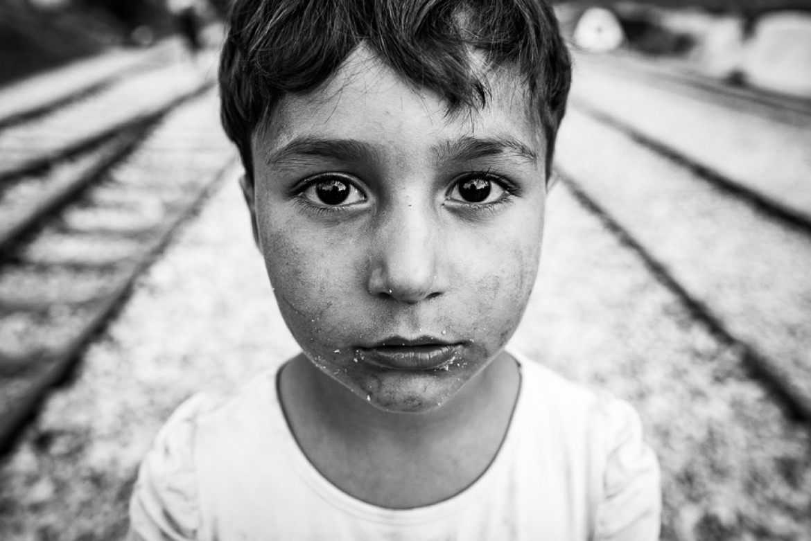 fot. Szymon Barylski, z cyklu "I Refugee", 2. miejsce w podkategorii Children amatorskiej kategorii People.

Cykl portretów dzieci, stworzony w greckim obozie dla uchodźców w wiosce Idomeni.