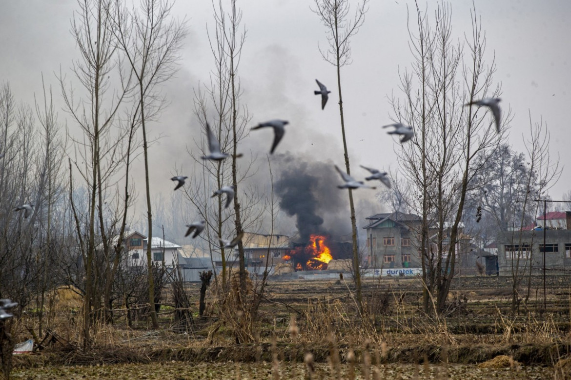 fot. Dar Yasin. Dym unoszący się znad budynku, w którym mieli schronić się rebelianci po walkach w Pulwamie. 18 lutego 2019 / The Pulitzer Prize 2020 for Feature Photography