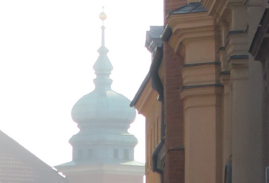 Aberracja uwidacznia się dopiero w pełnym powiększeniu kadru (Wycinek zdjęcia) 