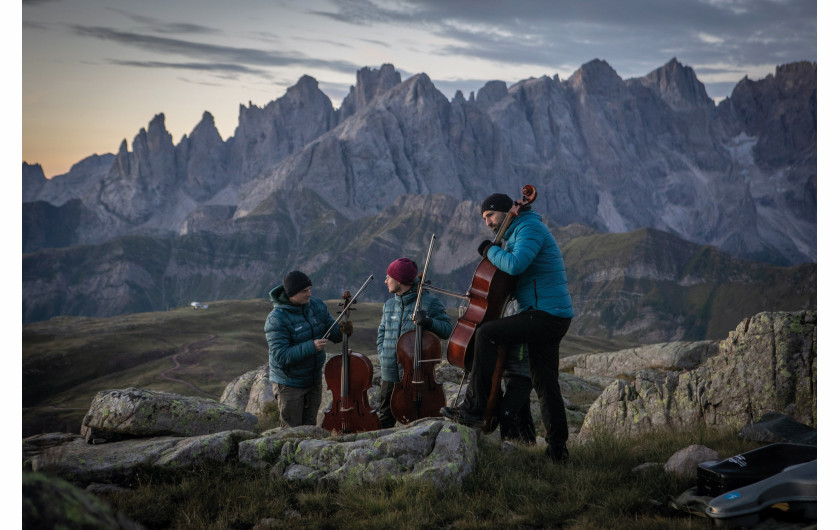 Fot. Julia Zabrodzka, dla Pismo. Magazyn Opinii, 2. miejsce w kat. Single - Culture, Hobby, Sport / Grand Press Photo 2024 Muzycy Polish Cello Quartet przed koncertem o wschodzie słońca na Col Margherita w Dolomitach.