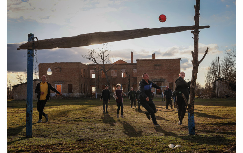 Fot. Jakub Włodek, dla Gazety Wyborczej, 3. miejsce w kat. Single - Culture, Hobby, Sport / Grand Press Photo 2024Kyseliwka, Ukraina. Amatorski mecz piłki nożnej pod zniszczonym w wyniku działań wojennych budynkiem szkoły. Pomimo bliskości frontu wielu mieszkańców zdecydowało się wrócić do swoich domów lub tego, co z nich zostało.
