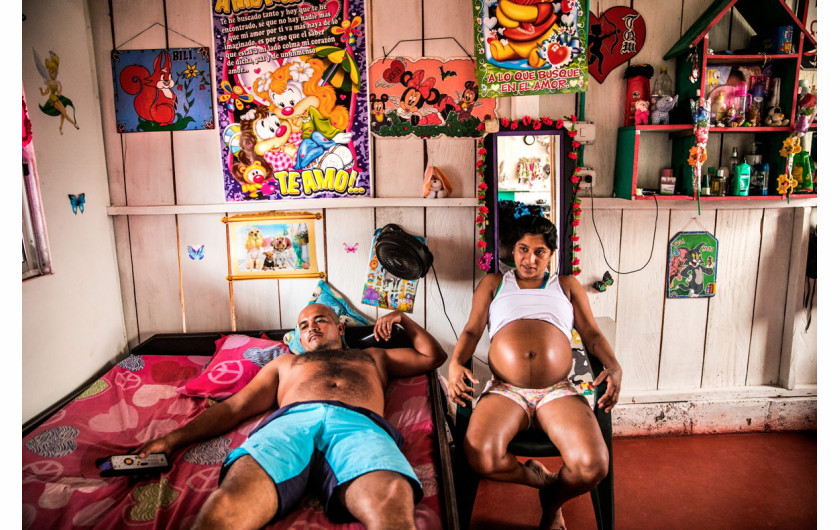 fot. Catalina Martin-Chico, Panos, Nominacja do nagrody World Press Photo of the Year

Od czasu podpisania rozejmu między rządem Kolumbijskim a rebelanckim ruchem FARC w 2016, wśród byłych partyzantów zapanował baby boom. Wcześniej posiadanie dzieci miało być zabronione. Kobiety zobligowane były do oddawania potomstwa w opiekę rodziny, a niektórzy twierdzą, że były także zmuszane do aborcji - zarzut, który FARC stale odpiera. Na zdjęciu Yorladis w swojej szóstej ciąży. Pięć poprzednich zostało przerwanych za czasów FARC.