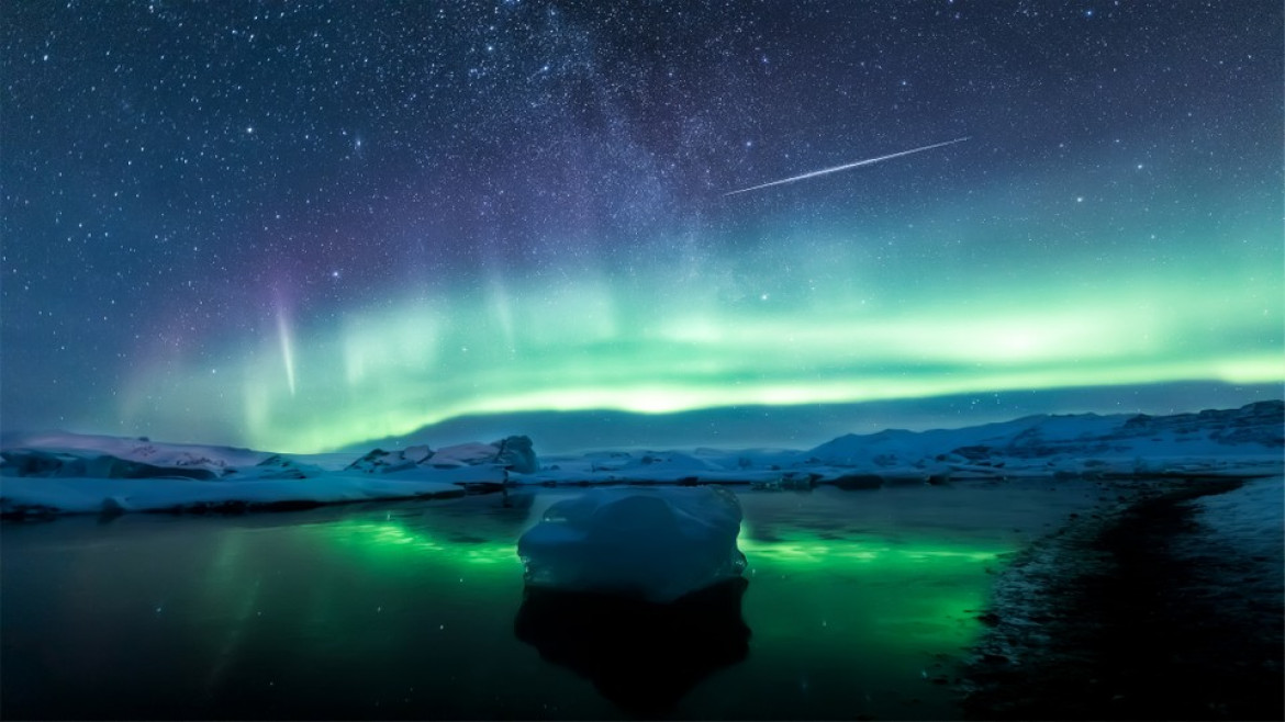 fot. Angel Yu, "Reflections of aurorae and meteors" / Insight Investment Astronomy Photographer of the Year 2019