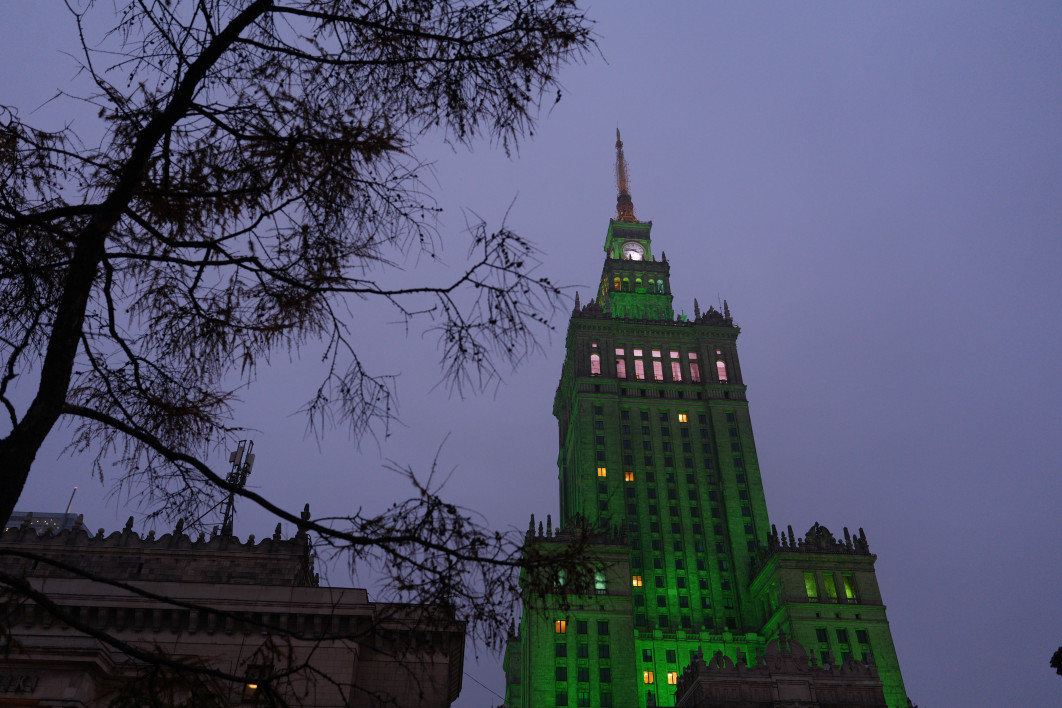 1/125 s, f/2.2, ISO 800, 28.0 mm